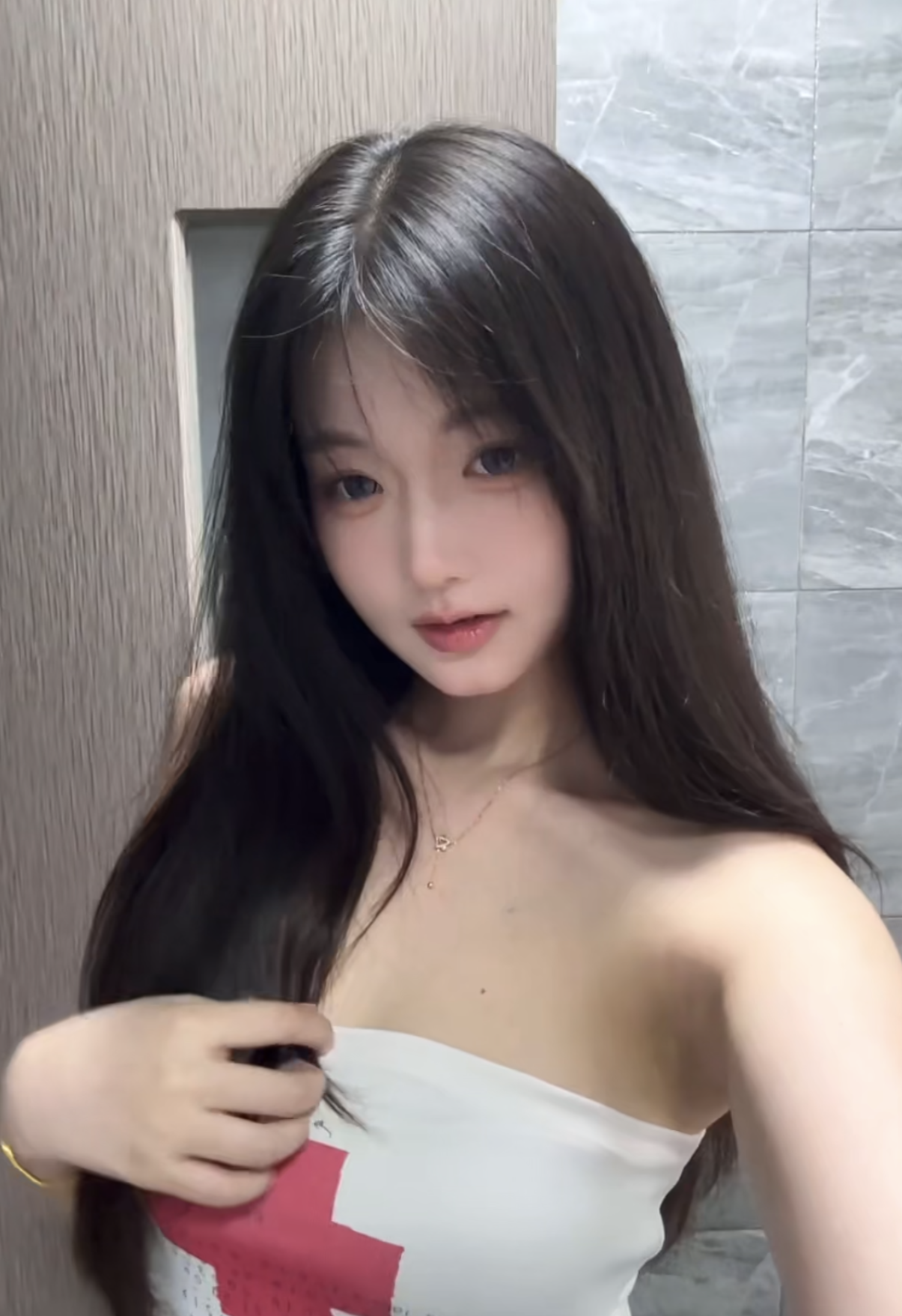 水嫩多汁白虎学生妹-69俱乐部